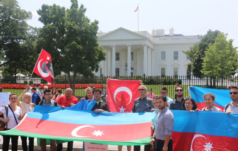 Ağ Evin qarşısında erməni təcavüzünə qarşı etiraz aksiyası keçirilib
