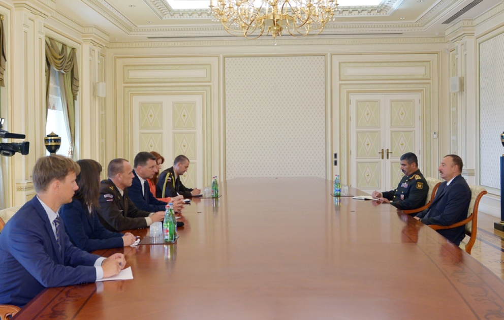 Le président azerbaïdjanais Ilham Aliyev a reçu la délégation dirigée par le ministre letton de la Défense