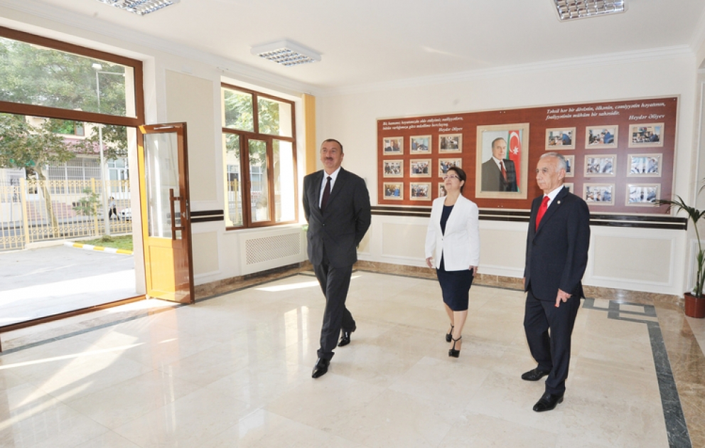 Le président Ilham Aliyev a visité le Lycée de l’Université slave de Bakou afin de s’y familiariser avec les travaux d’entretien
