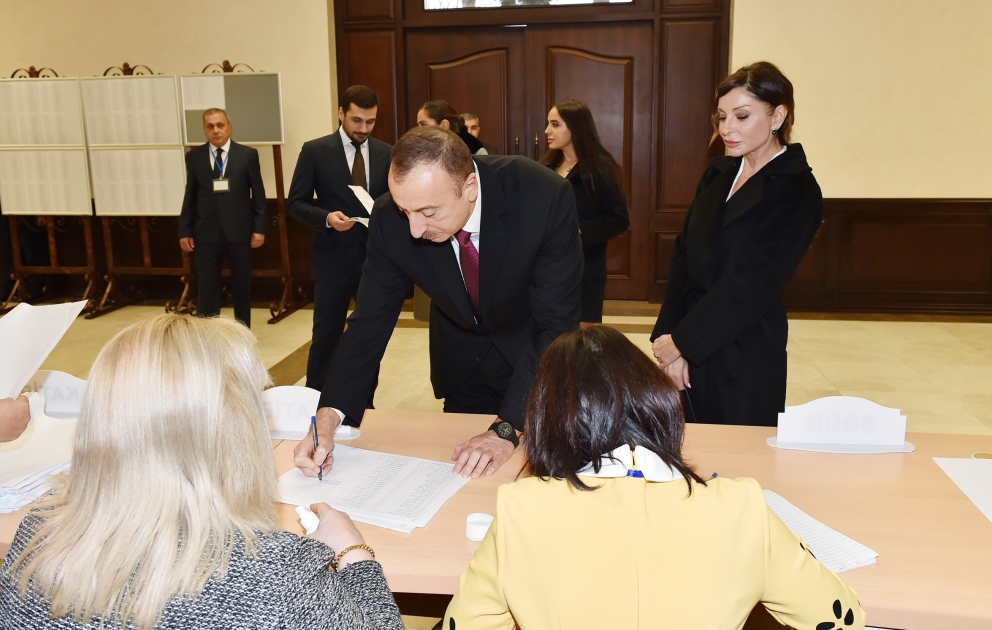 Azərbaycan Prezidenti İlham Əliyev 6 saylı seçki məntəqəsində səs verib