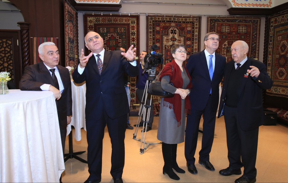Xalq rəssamı Tahir Salahovun xalça üzərində “Qırmızı təkər” əsəri təqdim olunub