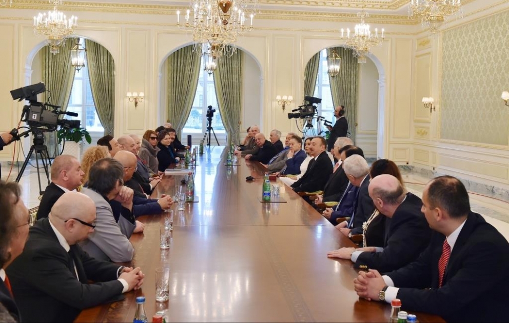Prezident İlham Əliyev xalq artisti Polad Bülbüloğlunun 70 illik yubiley mərasimində iştirak etmək üçün Bakıya gələn bir qrup tanınmış mədəniyyət və incəsənət xadimi ilə görüşüb