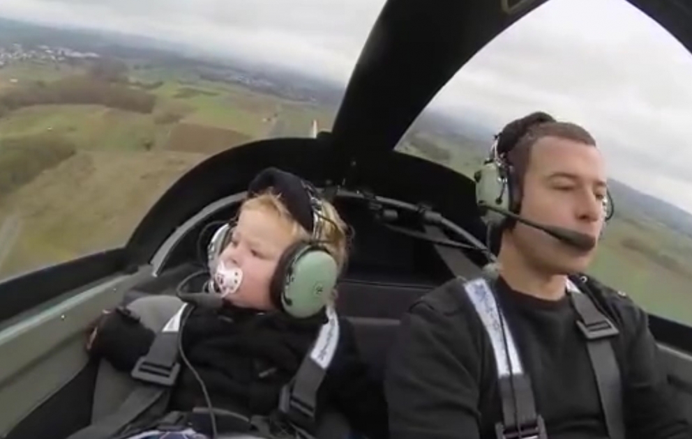 Erster Flug von Baby in der Maschine