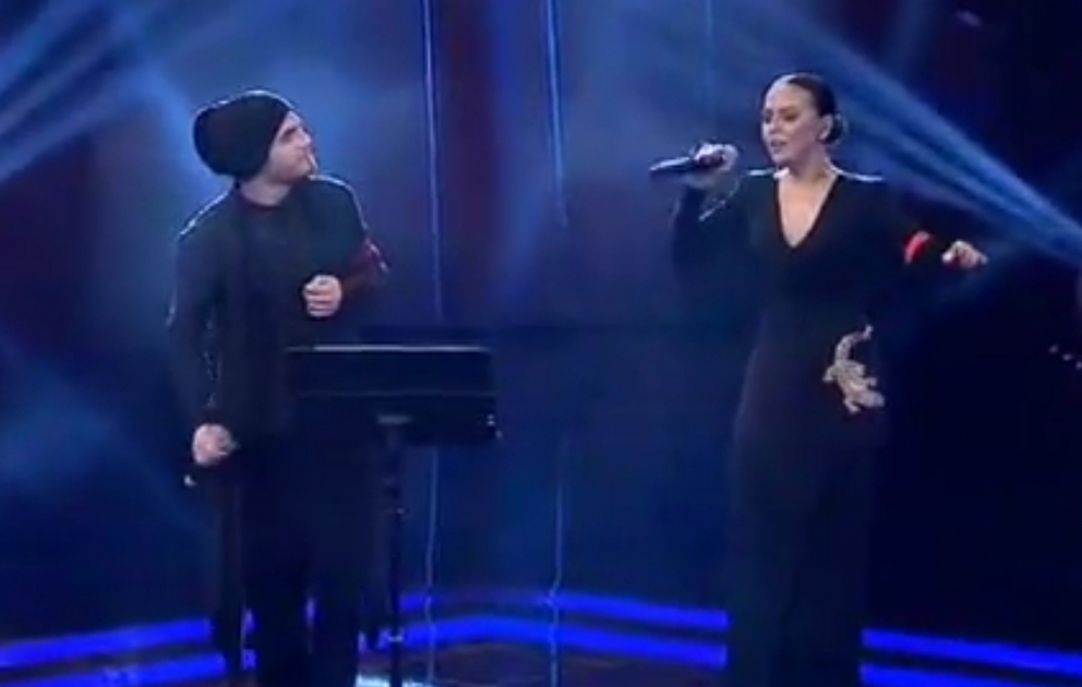 Cahangir Cahangirovun "Ay qız" mahnısı Elnur Hüseynov və Ebru Gündeşin ifasında