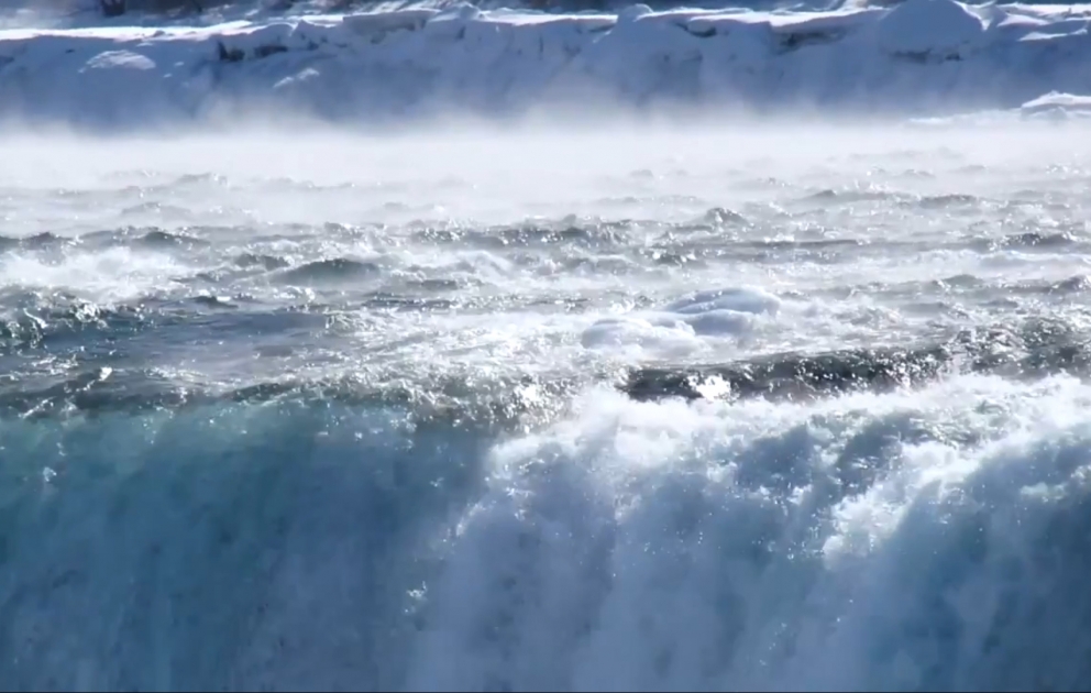 Les vues impressionnantes des chutes glacées du Niagara