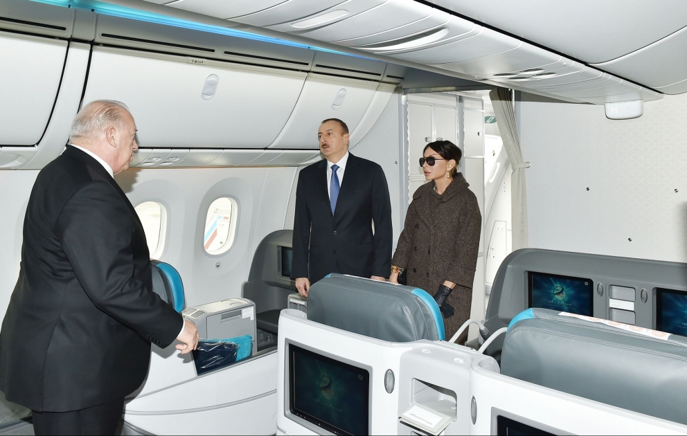 Prezident İlham Əliyev Heydər Əliyev Beynəlxalq Aeroportunda yeni gətirilmiş “Boeing-787-8” sərnişin təyyarəsinə baxıb
