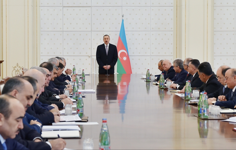 Azərbaycan Prezidenti İlham Əliyevin sədrliyi ilə Nazirlər Kabinetinin 2014-cü ilin sosial-iqtisadi inkişafının yekunlarına və 2015-ci ildə qarşıda duran vəzifələrə həsr olunan iclası keçirilib