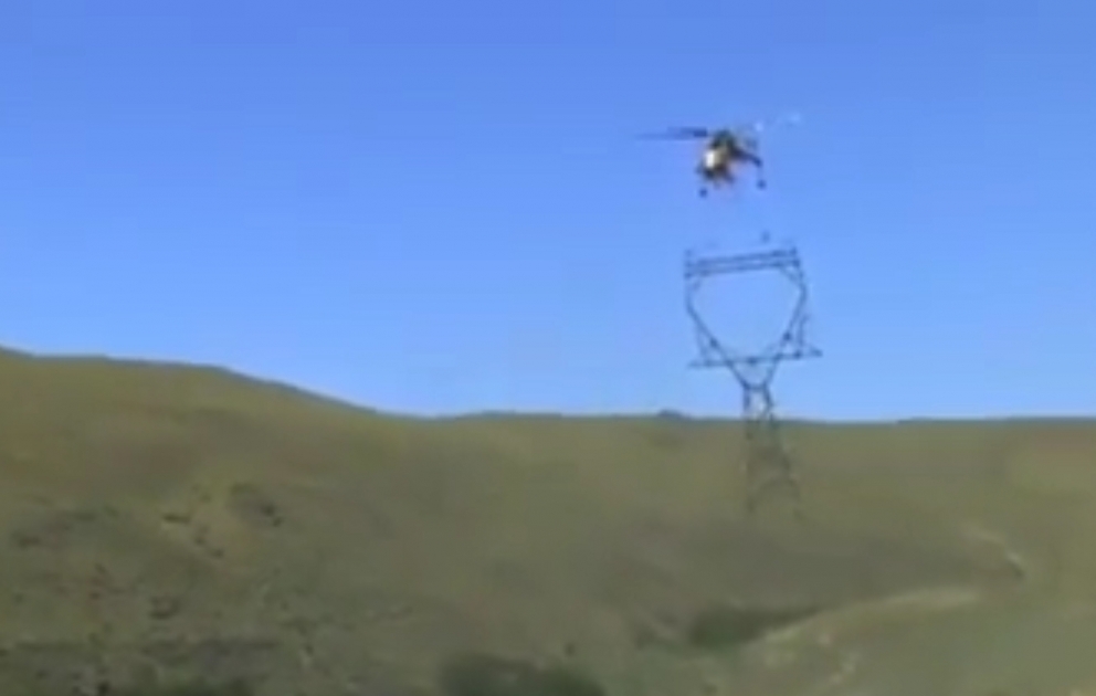 L’héliportage des poteaux électriques dans les montagnes