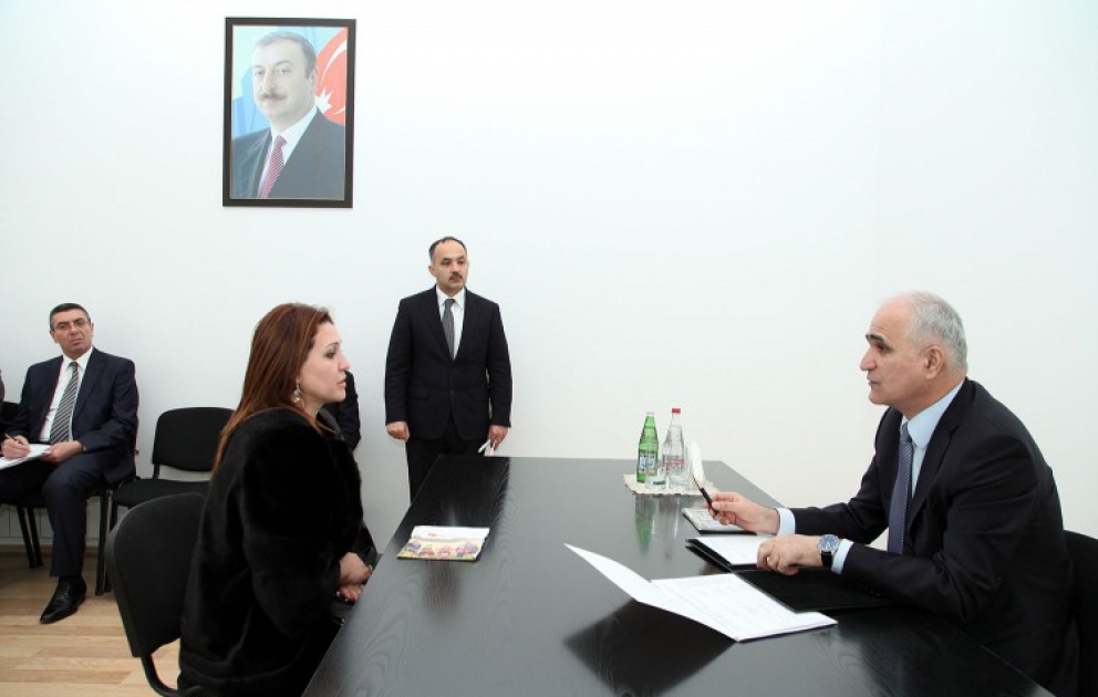 İqtisadiyyat və sənaye naziri Şabranda vətəndaşları qəbul edib