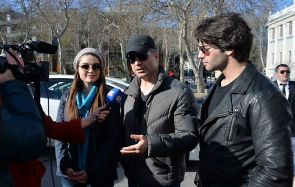 Özcan Denizin çəkdiyi “Sevimli tehlikeli” filminin baş qəhrəmanları Bakıya gəlib