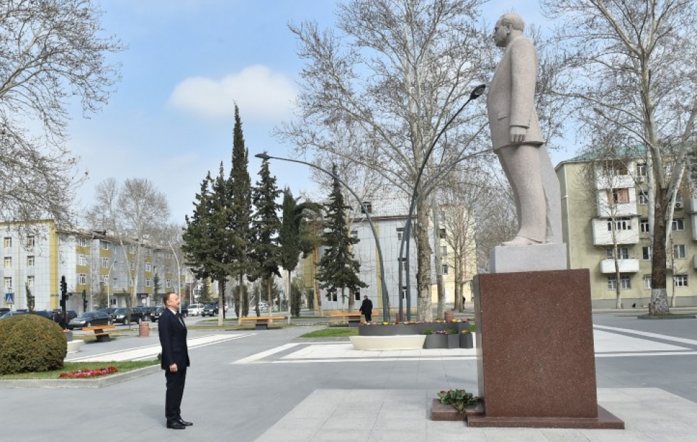 Prezident İlham Əliyev Mingəçevirdə ulu öndər Heydər Əliyevin abidəsini ziyarət edib