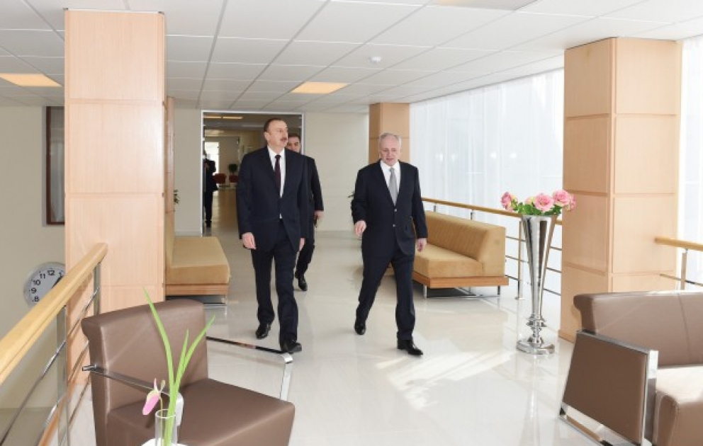 Prezident İlham Əliyev Mingəçevir Şəhər Mərkəzi Xəstəxanasında aparılan yenidənqurma işləri ilə tanış olub