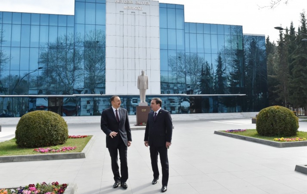 Mingatchevir : le président Ilham Aliyev visite le monument du dirigeant historique Heydar Aliyev