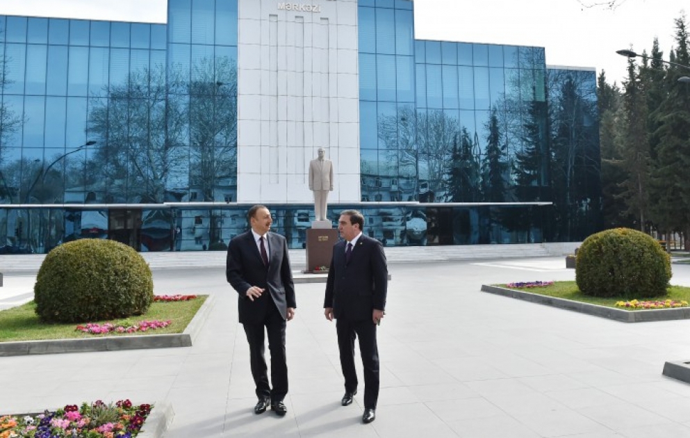 President Ilham Aliyev visited a statue of national leader Heydar Aliyev in Mingachevir