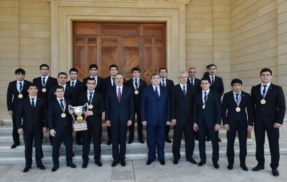 Aserbaidschans Präsident Ilham Aliyev hat Mitglieder der Nationalmannschaft im griechisch-römischen Ringen empfangen