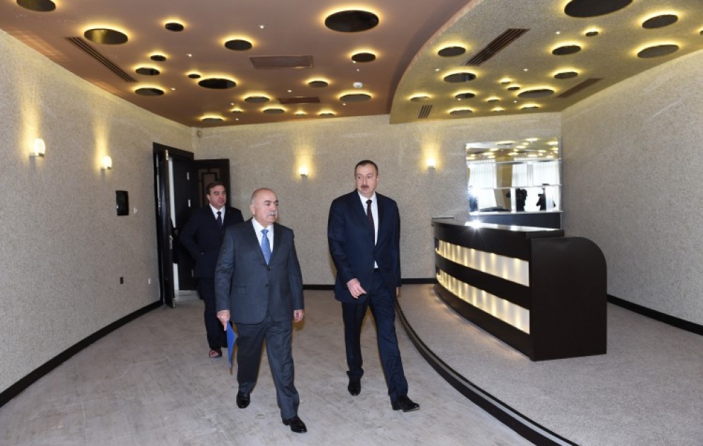 Präsident Ilham Aliyev inspiziert den Verlauf von Bauarbeiten am Hotel “Agsaray” in Mingatschewir