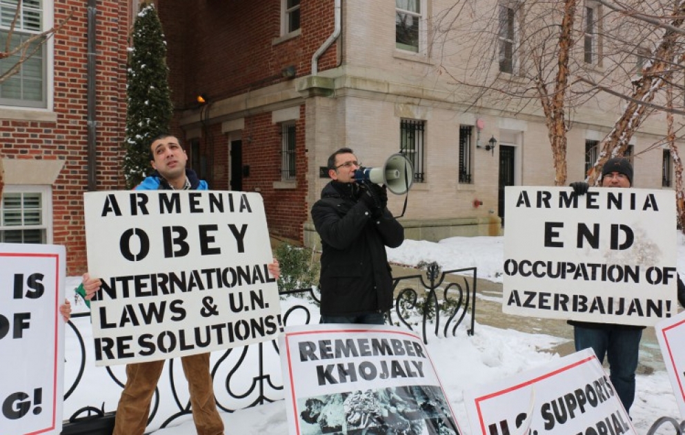 Перед посольством Армении в Вашингтоне прошла акция протеста в память жертв Ходжалинского геноцида