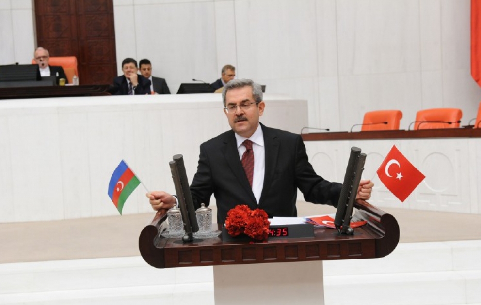 Türkiyəli deputat parlamentin tribunasına əlində Azərbaycan bayrağı və qərənfil dəstəsi ilə qalxıb