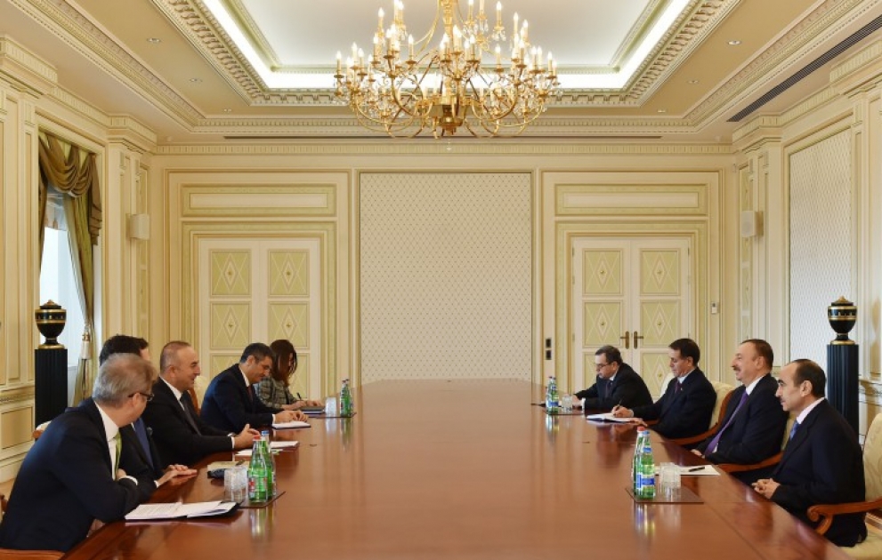 Aserbaidschans Präsident hat eine türkische Delegation um den Außenminister empfangen