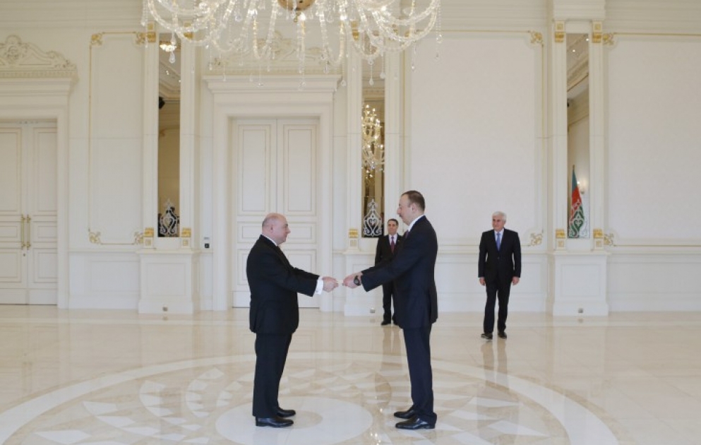 Präsident Ilham Aliyev hat den neuen polnischen Botschafter zur Entgegennahme des Beglaubigungsschreibens empfangen