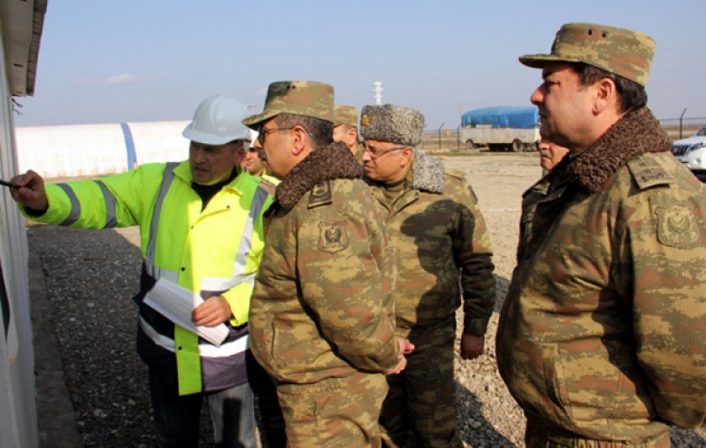 Müdafiə naziri cəbhə bölgəsində inşası davam edən hərbi hissələrə baxış keçirib