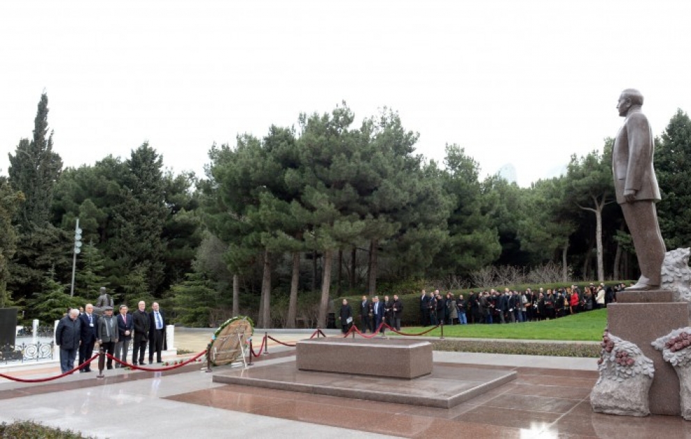 Visite de la tombe du leader national Heydar Aliyev et de l’Allée des Patriotes