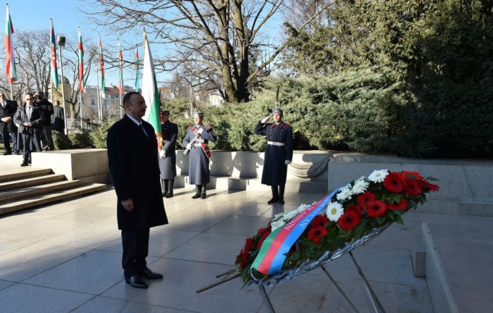 Prezident İlham Əliyev Sofiyada naməlum əsgərin məzarını ziyarət edib