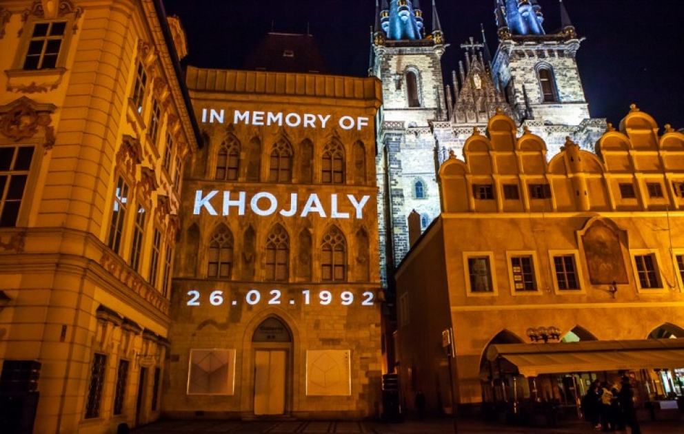Des milliers d’habitants et de nombreux touristes de Prague ont regardé les vues de la tragédie de Khodjaly
