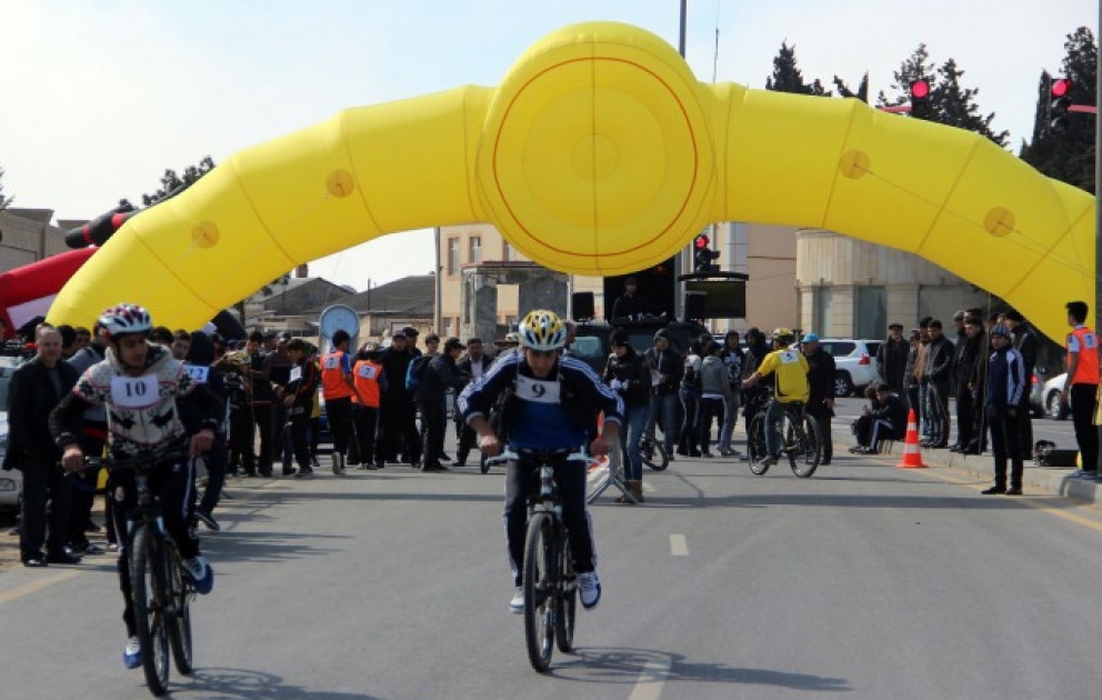 Məktəblilər velosiped yarışına çıxdı