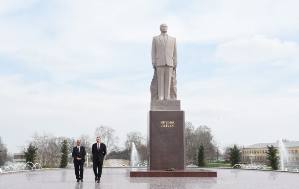 Besuch des Denkmals von Nationalleader Heydar Aliyev im Rayon Barda
