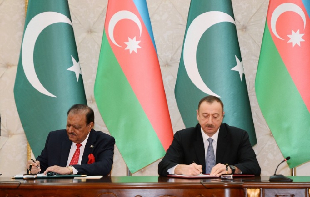 Des documents azerbaïdjano-pakistanais signés