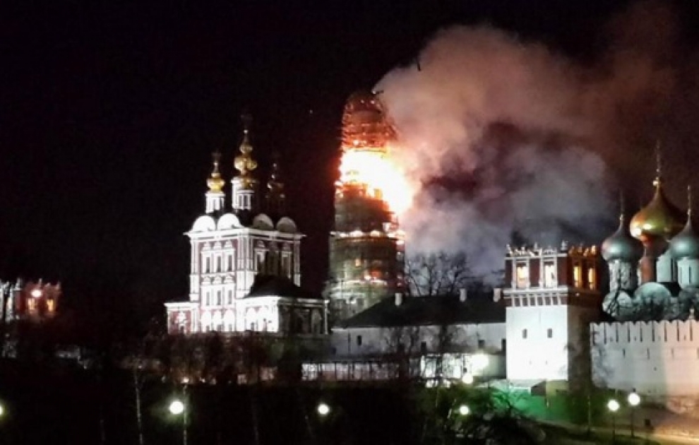В Москве загорелся Новодевичий монастырь