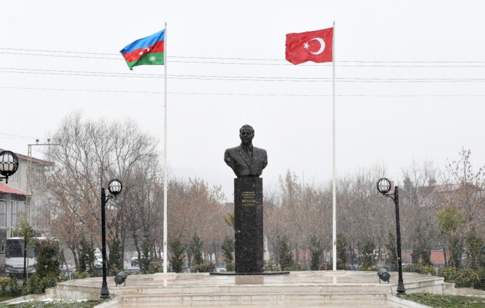 Ulu öndər Heydər Əliyevin abidəsini ziyarət