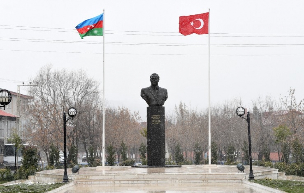 President Ilham Aliyev visited a statue of national leader Heydar Aliyev in Kars