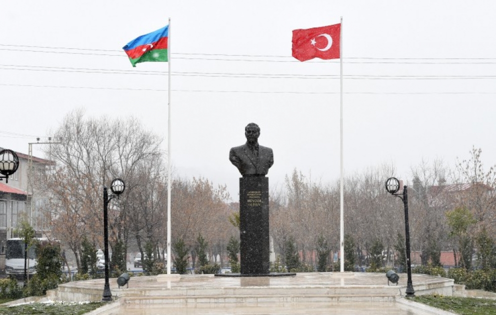 Kars : hommage à la mémoire d’Heydar Aliyev