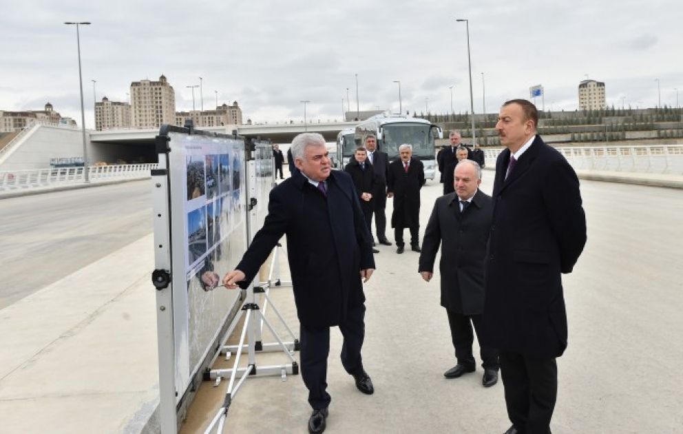 Le président Ilham Aliyev s’est familiarisé avec la construction de l’infrastructure de transport routier autour du Stade olympique de Bakou