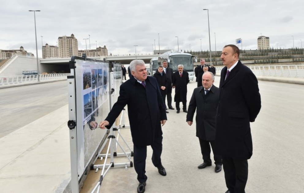 Präsident Ilham Aliyev inspiziert den laufenden Bauarbeiten der Straßen- und Verkehrsinfrastruktur rund um das Baku Olympiastadion
