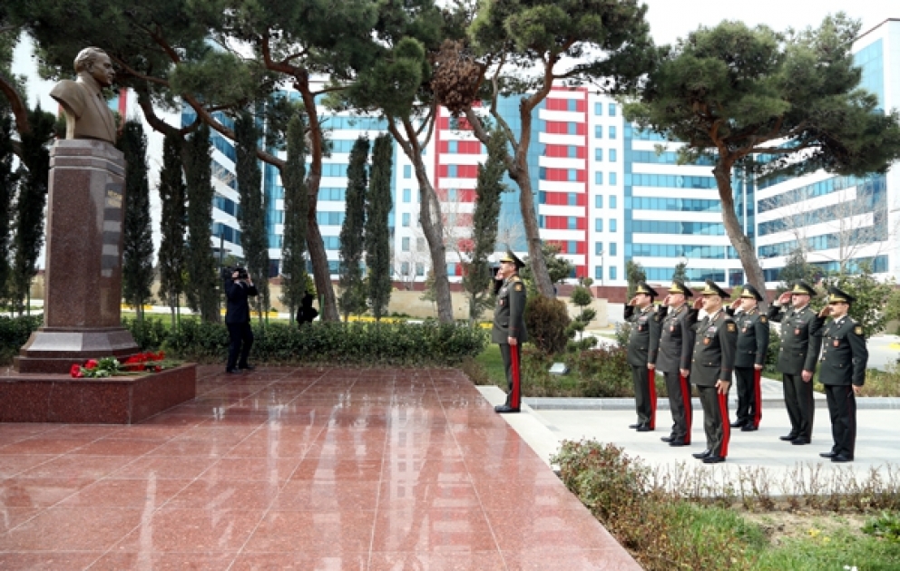 Müdafiə naziri Silahlı Qüvvələrin Baş Klinik Hospitalında olub