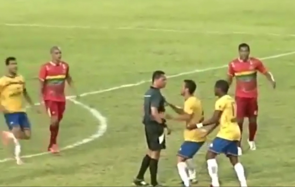 Futbolçu hakimi belə yıxdı