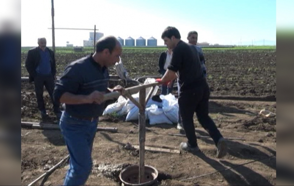 Cəlilabadda əkin sahələrini suvarmaq üçün su quyuları qazılır