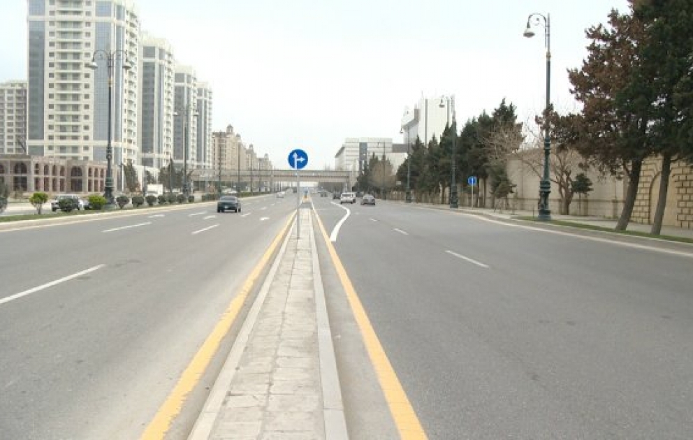 Heydər Əliyev prospektində əsas yoldan köməkçi yola keçmək üçün yeni hissə salınıb