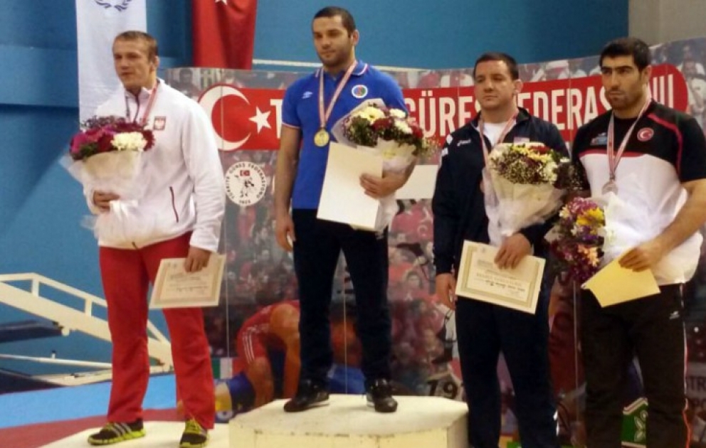 Güləşçilərimiz İstanbuldan Vətənə üç medalla qayıdıblar