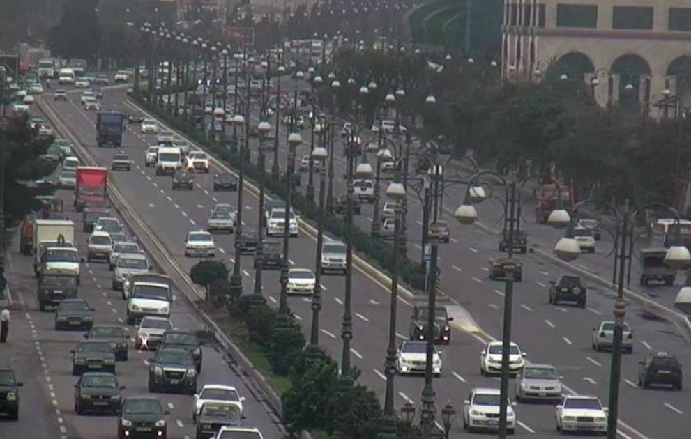 Движение транспорта на центральных дорогах Баку ограничено