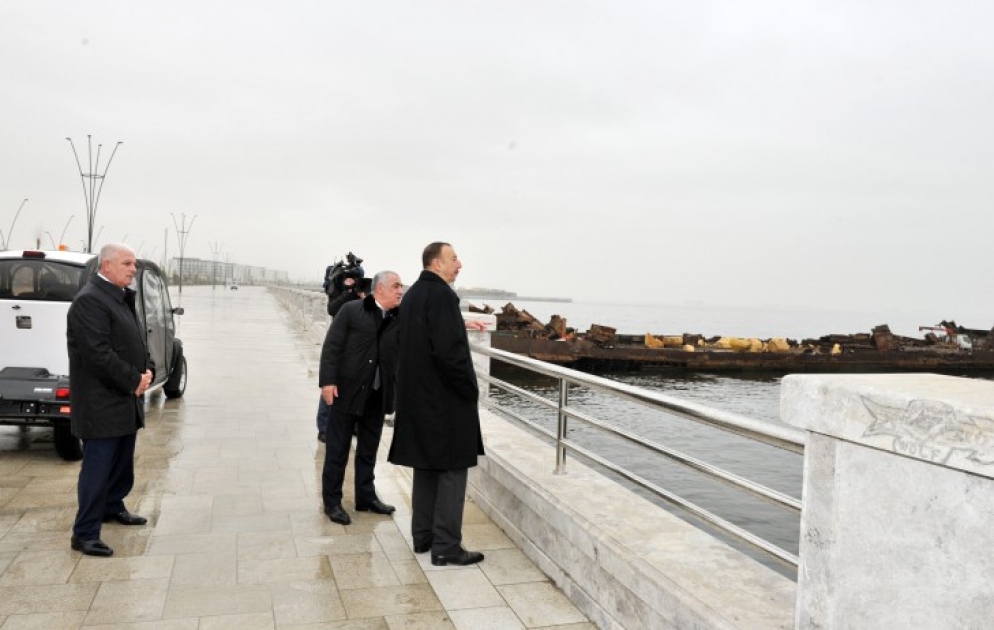 Le président Ilham Aliyev revisite le parc au bord de la mer dans le quartier de la Ville blanche