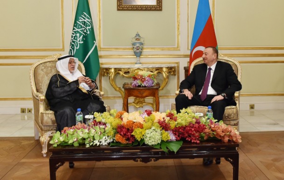 Treffen des Präsidenten von Aserbaidschan Ilham Aliyev mit dem Vorsitzenden des Rates der Handelskammern von Königreich Saudi-Arabien