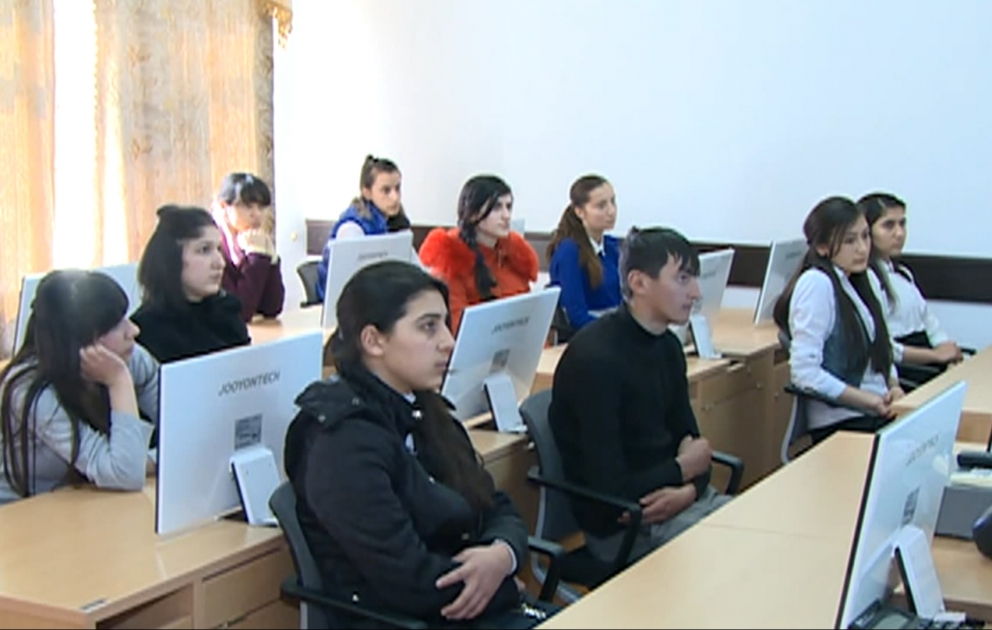 Jurnalist ixtisası almaq istəyən abituryentlər eyni vaxtda təlimə qatılıb