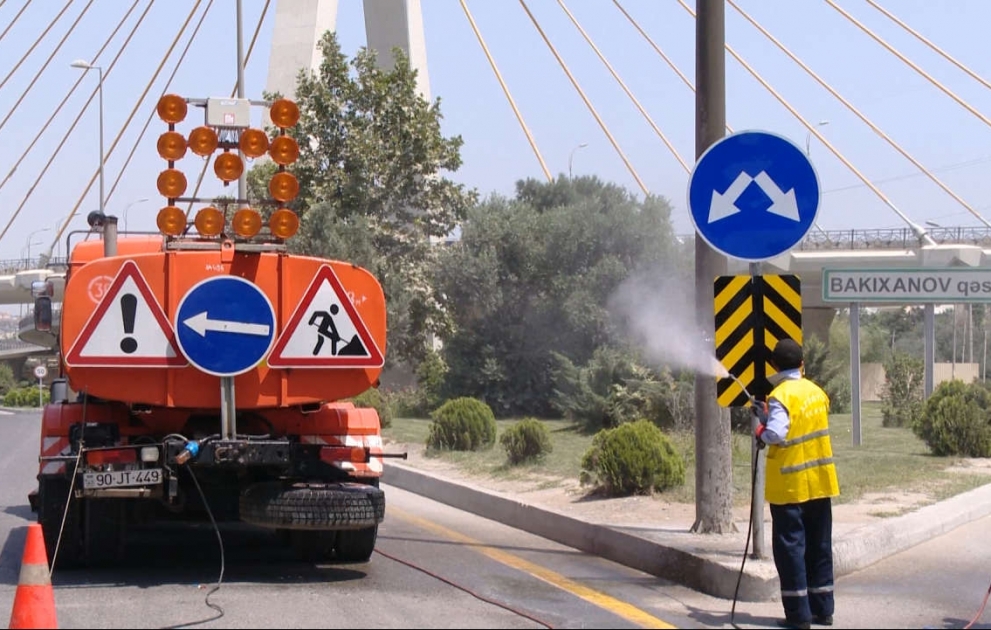Bakıda avtomobil yolları və körpülərin yuyulmasına başlanılıb