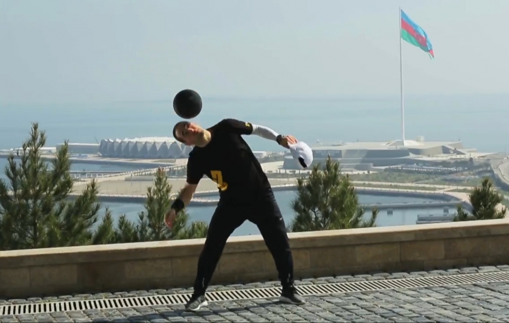 Arnaud Garnier shows off his impressive ball skills in Baku streets
