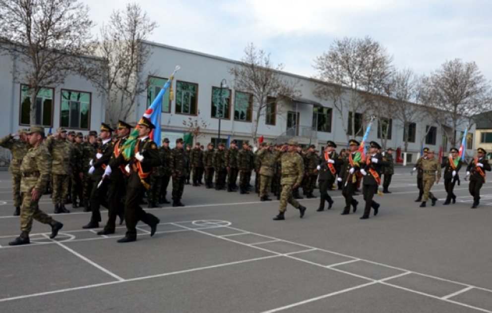 Cəbhə bölgəsində yerləşən hərbi hissələrə döyüş bayraqları təqdim edilib