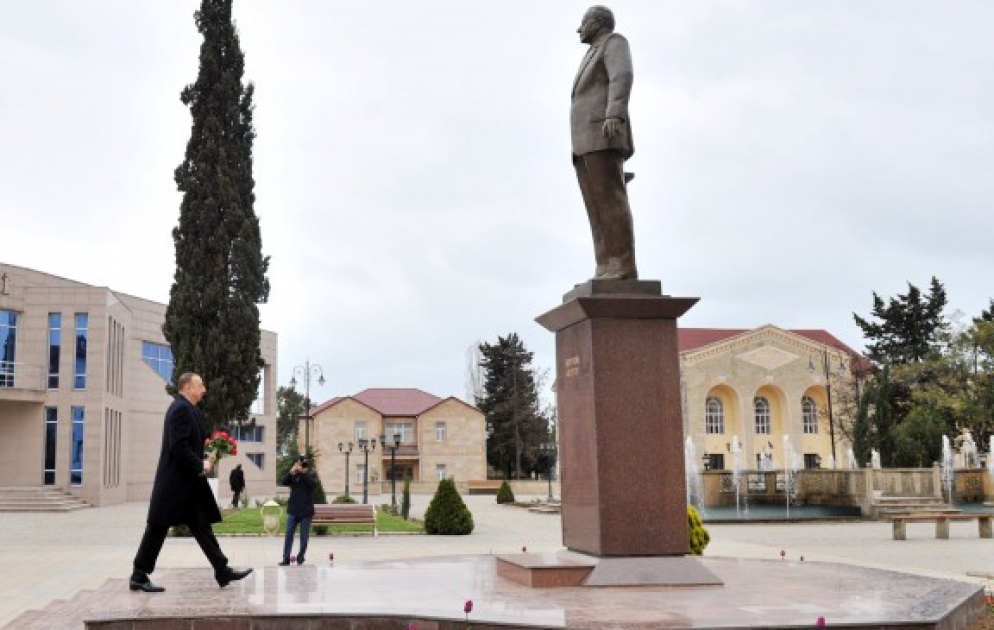 Prezident İlham Əliyev Astarada ulu öndər Heydər Əliyevin abidəsini ziyarət edib